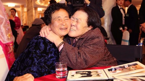 2015年4月24日在朝鲜金刚山，一位83岁的的韩国妇女（右）与她的妹妹分隔60年后会面。