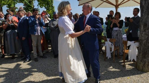 2018年8月18日，奧地利外長克奈斯爾邀請普京參加自己的婚禮，並與普京跳舞。
