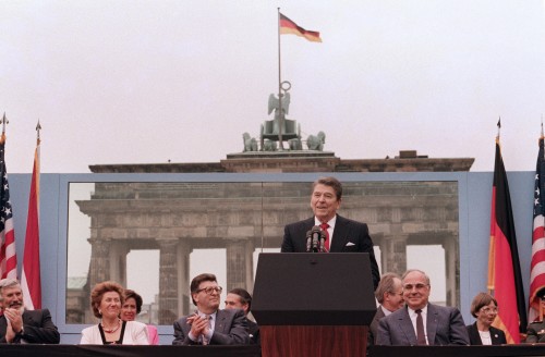1987年6月12日美國總統里根在西柏林勃蘭登堡門發表演說「推倒這堵牆」。
