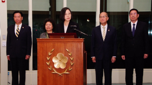 台總統蔡英文20日晚間結束「同慶之旅」返抵台灣。