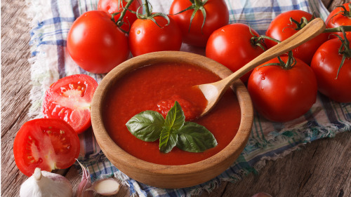 連皮空腹生吃西紅柿的人更容易患有胃結石。