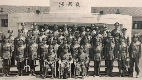 最高統帥蔣介石、國防部長白崇禧、參謀總長陳誠跟國軍軍官合影