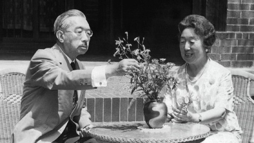 1971年，日本裕仁天皇和香淳皇后在東京的花園。