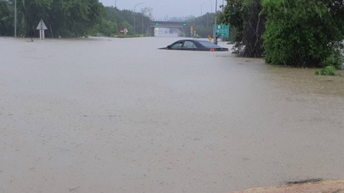嘉义县降超大豪雨淹水，汽车泡水受困。