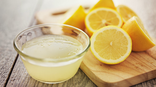 柠檬具有养肝健脾、防毒解毒的功效。