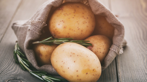 在土豆堆里放个苹果，真的会有抑制土豆再发芽的作用喔！