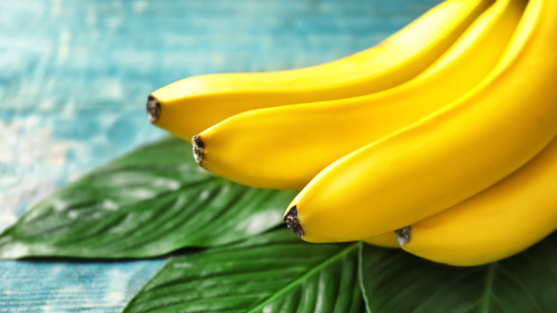 用保鲜膜包住香蕉的根部，这样可以延长它的保鲜时间哦！
