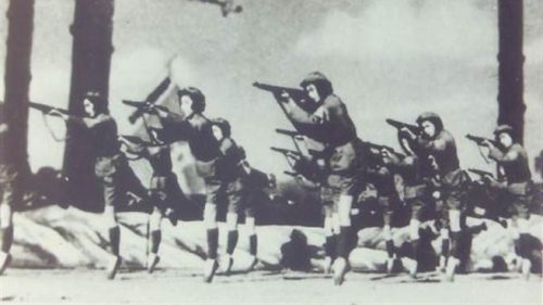 中共在海南島成立瓊崖縱隊女子軍特務連，影視和舞台劇都是在這段歷史上發揮編造的。