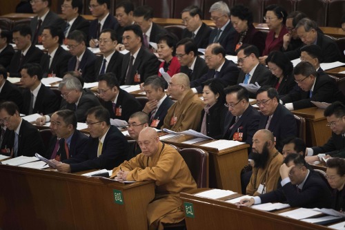 宗教界事实上是中共官场的一部分，图为混迹于中共两会的僧人。
