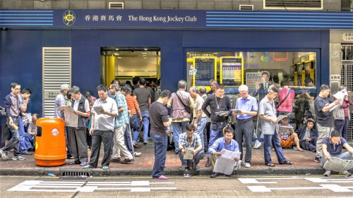 香港随处可见的赛马会投注站
