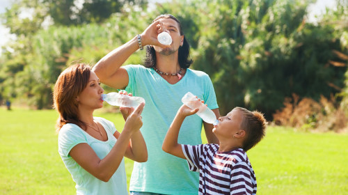 多喝水有助於養護健康的腎臟。