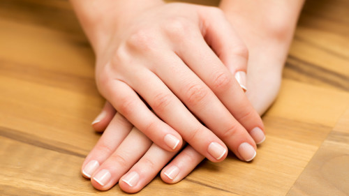 指甲上出现了白点、横纹、竖纹那就说明我们的体内毒素严重。