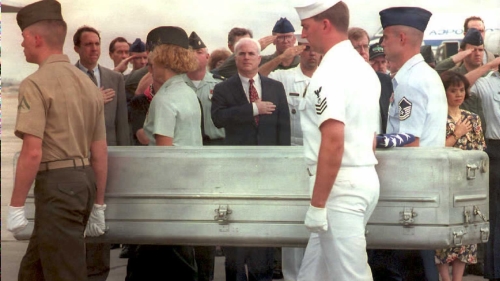 作為一名越戰老兵和參議員，麥凱恩多次返回越南，將在越南陣亡的美國士兵的遺體運回國。
