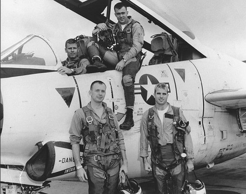 1965年担任飞行教官的中尉麦凯恩（右）及他的飞行中队成员