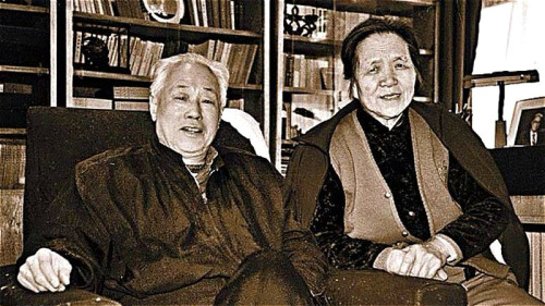 1993年趙紫陽與妻子梁伯琪在北京家中合影。