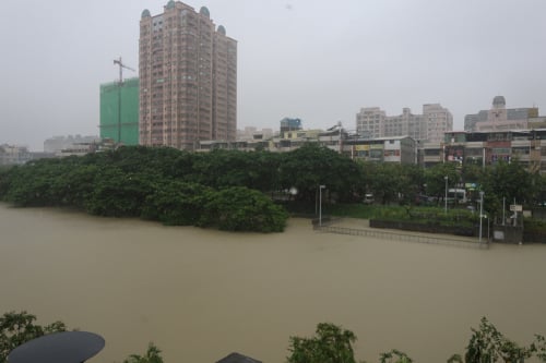 因28日深夜大雨持续，导致高雄市多处淹水。
