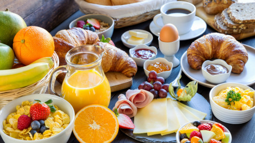 丰富的早餐和均衡的饮食，有助于大脑的保养。