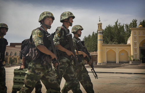 在新疆，巡逻中的武警。