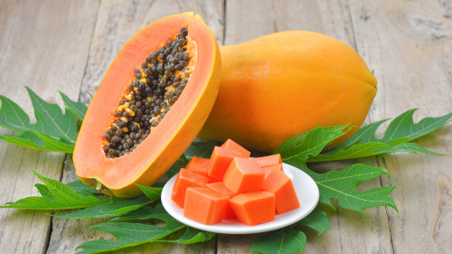 木瓜含有皂苷、鞣质、果胶等成分，可以预防骨质疏松。