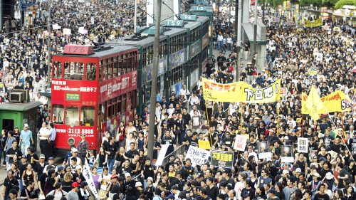 2003年7月1日，50萬港人上街反對23條。（圖片來源：Getty Images）