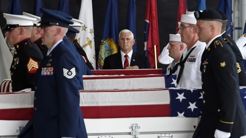 美國副總統彭斯在夏威夷迎接美國軍人遺骸返回美國儀式上