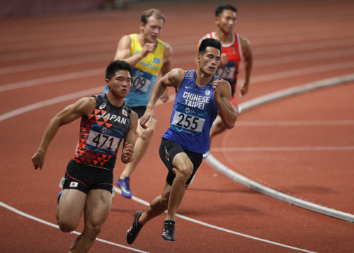 亞運男子兩百公尺決賽，楊俊瀚（中）與日本選手小池祐貴幾乎同時壓線，只差千分之二秒屈居銀牌。