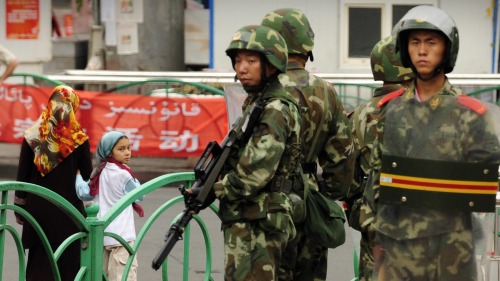 在新疆秘密囚禁上百万维族人的消息曝光后，西方国家纷纷对中国提出批评。