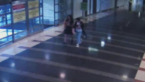 马金晶和未知名亚裔中年女子离开机场