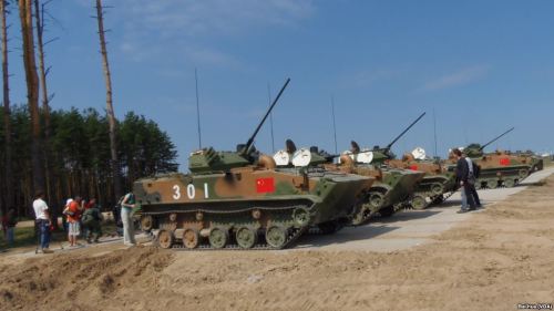 2015年在俄罗斯梁赞州参加军事比赛活动的中国军队装甲战车。（美国之音白桦）