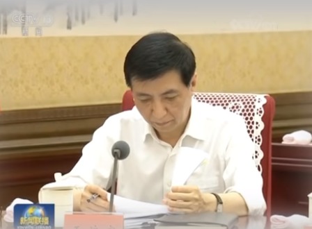 王滬寧7月17日出席中共黨外人士座談會，31日才獲報導，且在鏡頭前一直低著頭。
