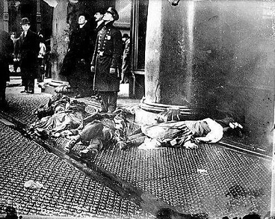 1911年3月25日美國的三角內衣公司發生火災，促使美國對血汗工廠立法。