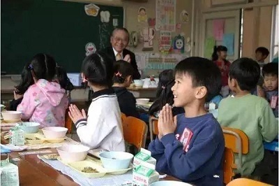 日本小学校的伙食由政府提供，校长和全校师生吃一模一样的饭菜。