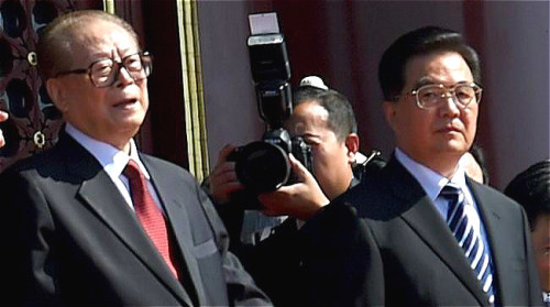 中共十六大主席团常委第四次会议上，胡锦涛被逼表态，江泽民续任中共中央军委主席。