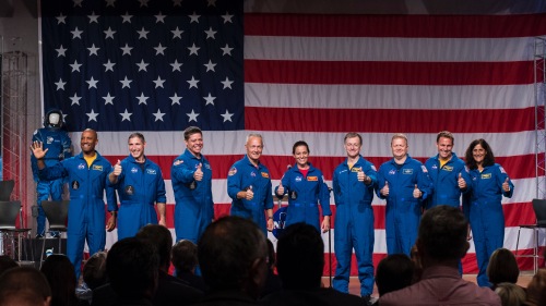 美太空领域重整旗鼓9名宇航员将试飞商业太空舱