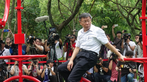 台北市长柯文哲（前）6日上午出席大湾草圳记者会并受访。
