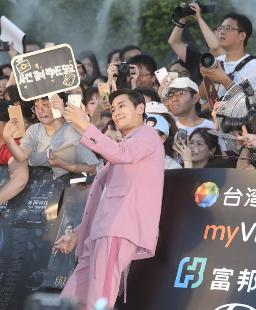 韩国电影《与神同行：最终审判》主要演员抵台宣传，片中演员朱智勋（前）大展亲民态度，和粉丝开心玩自拍。