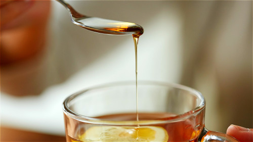 喝檸檬水時，往往會添加一大匙蜂蜜或砂糖調味，可能導致肥胖。