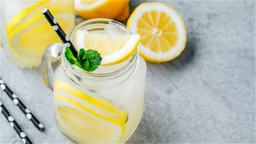 夏天喝一杯自製的檸檬水，健康美容又消暑。