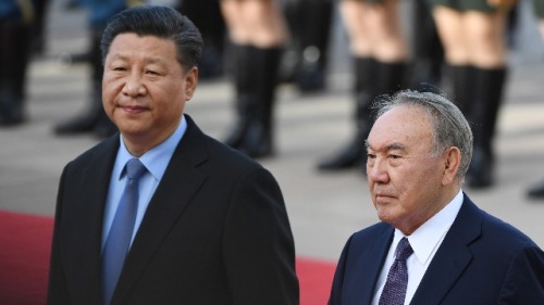 2018年6月7日，哈萨克斯坦总统托卡耶夫访问中国，与中國國家主席习近平一起检阅军事仪仗队