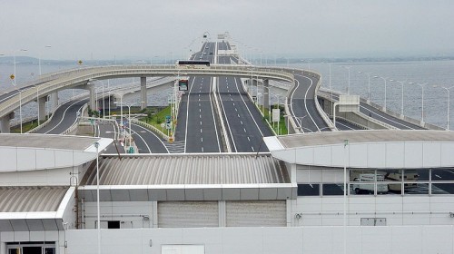 港媒引述消息指，北京一方或许会自行计划试建小型工程作“热身”。图为目前全世界最长的“海底行车隧道”－－“东京湾跨海公路”