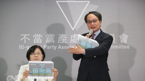 党产会主委林峯正（右）、发言人施锦芳（左）在记者会说明。
