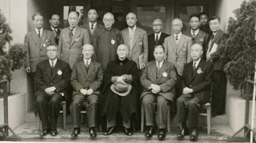蒋中正总统在台湾与中央研究院院士合影。