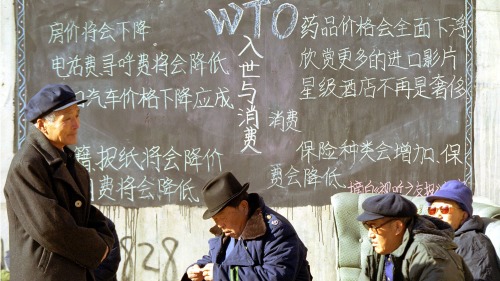 2001年中國加入世貿組織前後，國內對民眾進行的「WTO」宣傳黑板（Kevin Lee/Getty Images）