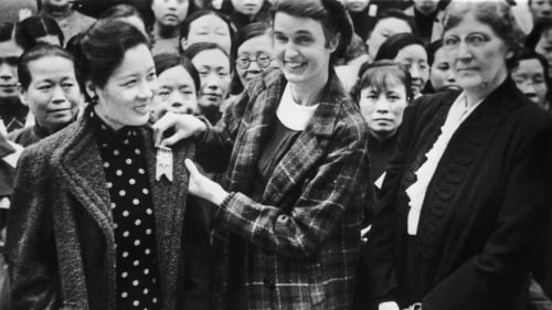 1937年，宋美龄在纽约市妇女俱乐部联合会上被颁发荣誉勋章。