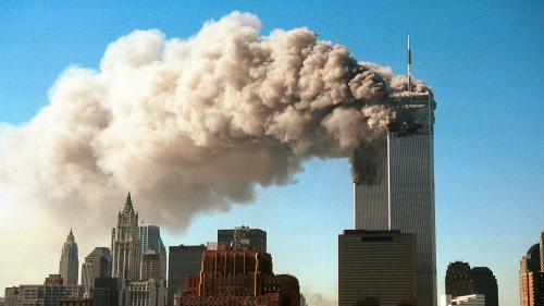 911恐怖袭击中，冒着浓烟的世贸大厦。