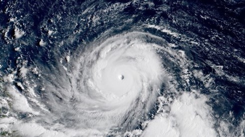 「山竹」連日升級，來勢洶洶，港澳台居民都已經著手準備應對災情。日本衛星圖像RAMMB/Himawari-8