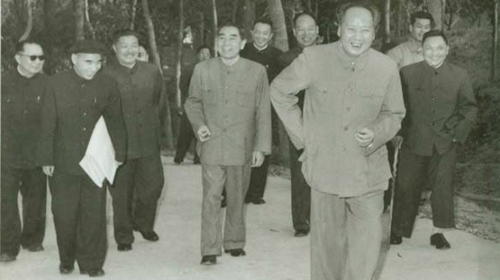 中共夺权政权后，毛泽东、周恩来、邓小平（右一）、林彪（左二）等人在一起