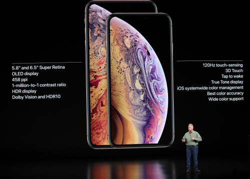 蘋果高級副總菲爾．施勒9月12日在加州的庫比蒂諾蘋果發布會上展示新產品。
