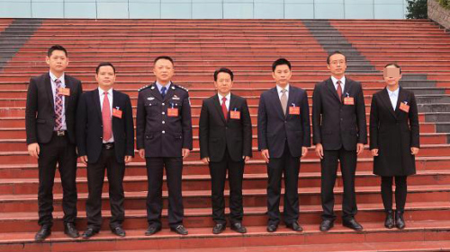 2016年11月，新一届广安区政府领导成员合影，右为黎永兰。（图片来源：广安区政府网站）
