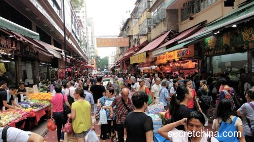 香港各区超市一大早就出现了大批采购粮水的市民